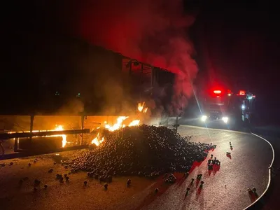 Carreta tomba e interdita trecho da MG-122, entre Janaúba e Montes Claros, no Norte de Minas