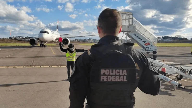 Brasileiros deportados dos Estados Unidos chegaram em Manaus algemados, diz PF