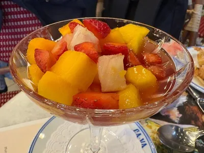 Salada de frutas com chá gelado? Faça sobremesa refrescante do Ça-Va, bistrô de Érick Jacquin