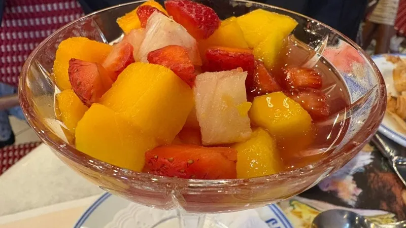 Salada de frutas com chá gelado? Faça sobremesa refrescante do Ça-Va, bistrô de Érick Jacquin