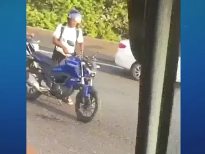 Motociclista para moto e furta celular de agente morto no chão que levou 15 tiros