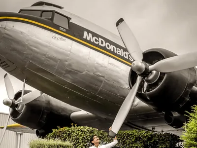 McSpaghetti, sopa e Coca-Cola congelada: fotógrafo lança Atlas dos McDonald’s ao redor do mundo