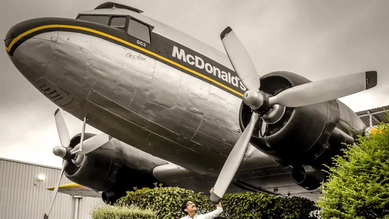 McSpaghetti, sopa e Coca-Cola congelada: fotógrafo lança Atlas dos McDonald’s ao redor do mundo