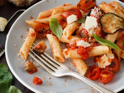 Massa com berinjela e tomates na air fryer tem pinta de prato sofisticado; faça em minutos