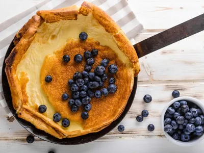 Panqueca doce de forno existe e é muito mais prática que a tradicional; faça receita alemã