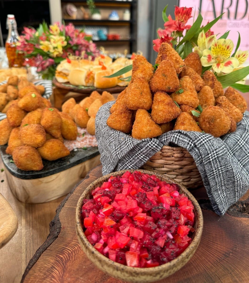 Coxinha de pernil com vinagrete de pitaya | Band Receitas