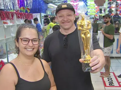 Estatueta do Oscar vira adereço carnavalesco de quem torce por Fernanda Torres