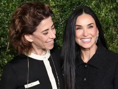 Fernanda Torres posa com Demi Moore antes do Bafta