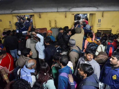 Tumulto em estação de trem deixa pelo menos 15 mortos em Nova Délhi, na Índia